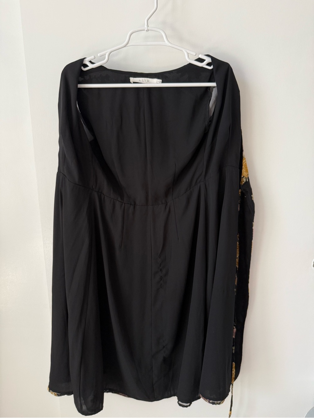 ASTR The Label Sonya Velvet Burnout Floral
Wrap Midi Dress - Picture 5 of 14